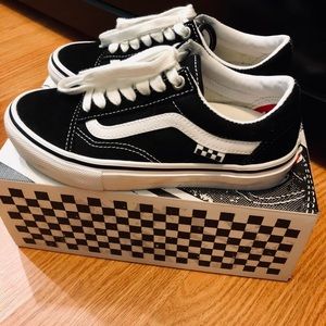 Preowned beautiful condition vans size M3.5😊